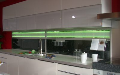 Für stimmungsvolles Licht in der Küche, gibt es die Möglichkeit die Küchenrückwand mit LED`s indirekt zu beleuchten.
