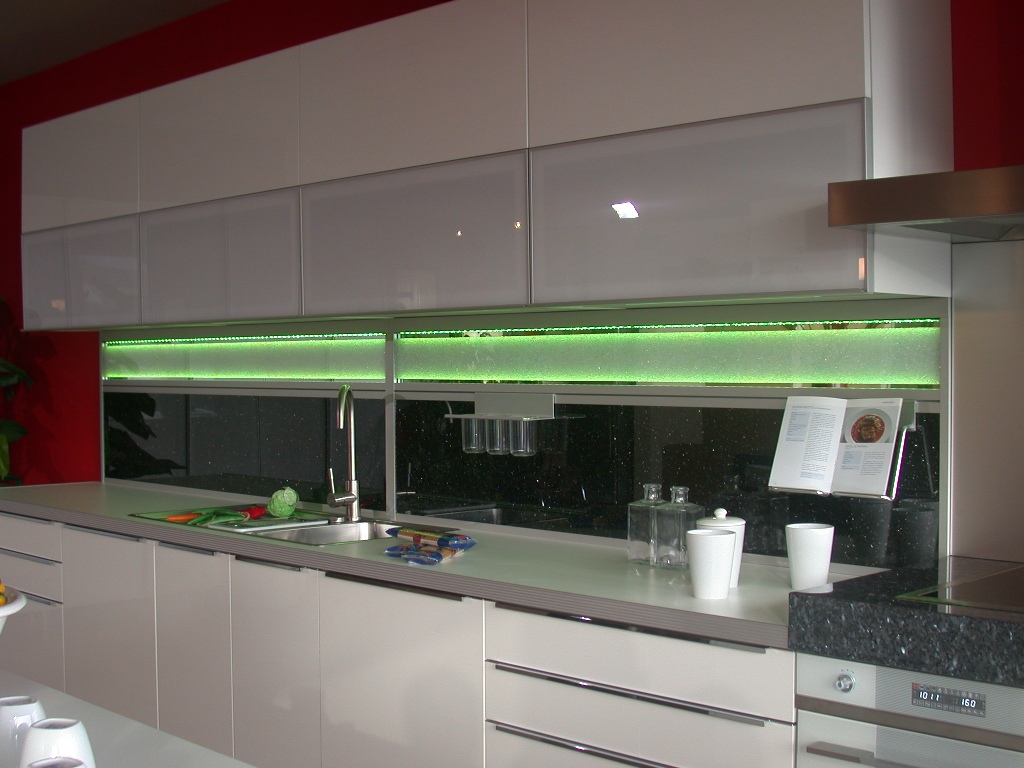 Für stimmungsvolles Licht in der Küche, gibt es die Möglichkeit die Küchenrückwand mit LED`s indirekt zu beleuchten.