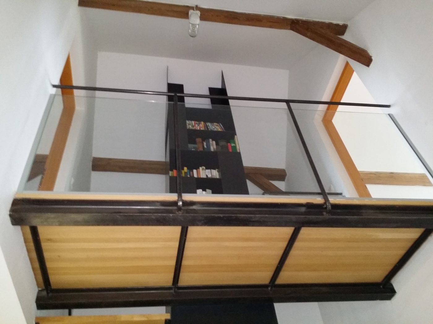 Damit die Gallerie im ersten Stock sicher ist, wurde eine Glasbrüstung gemacht. Die Kombination aus Eisenträgern, Holzboden und Glastafeln ist sehr gelungen.