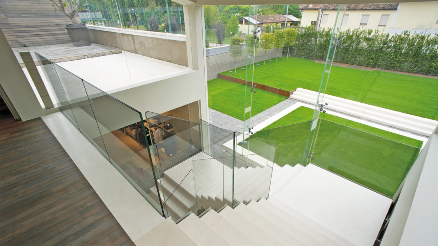 Der Stiegenaufgang aus Glas bietet Schutz und ist gleichzeitig eine transparente Lösung